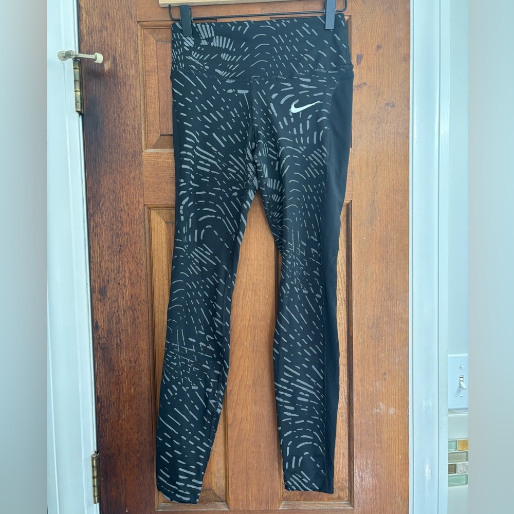 Nike Women’s Black and Gray Patterned Leggings